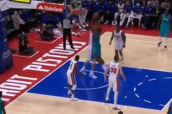 Bobi, sad znaš kako je kad se kačiš sa Supermenom! Tvoj poster će prekriti čitav zid u sobi Dvajta Hauarda! (VIDEO)