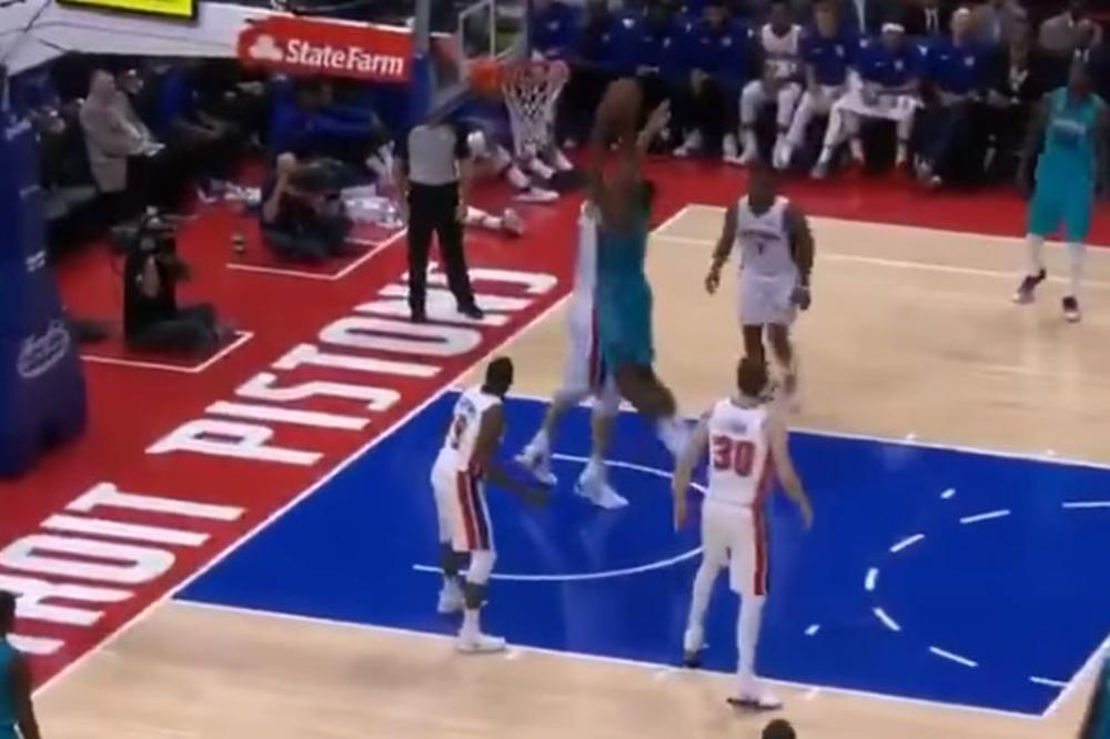 Bobi, sad znaš kako je kad se kačiš sa Supermenom! Tvoj poster će prekriti čitav zid u sobi Dvajta Hauarda! (VIDEO)