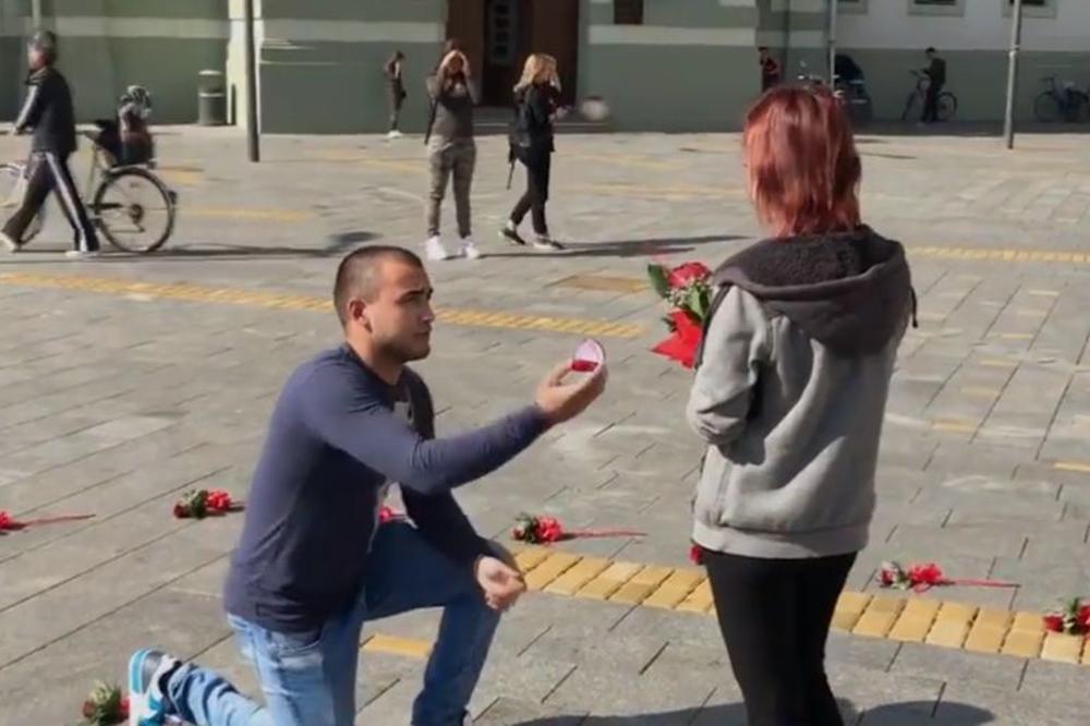 ZRENJANINAC JE KLEKNUO NASRED TRGA I PITAO JE DA MU POSTANE ŽENA, a ona je uspela da izgovori samo OVO! (VIDEO)