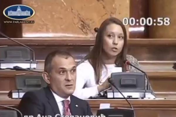 MA TERAJTE SE BRE U K***C! Poslanica DJB žestoko opsovala u Skupštini SRBIJE! (VIDEO)