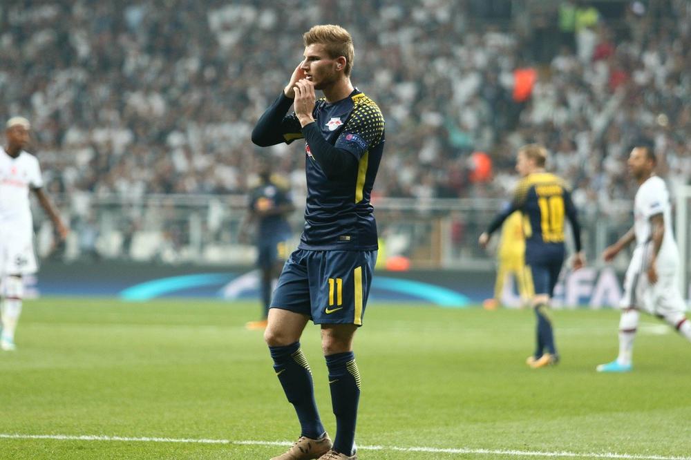 Smejali su mu se kad je tražio da izađe iz igre jer mu smeta buka na stadionu! Ali razlog za to je užasan i ugrožena mu je karijera! (VIDEO)