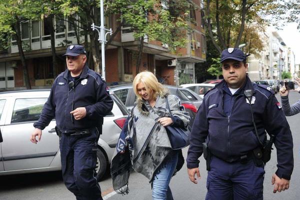 TO JE SLUŽBENA TAJNA! Ova izvršiteljka je izbacila dvoje dece na ulicu, a o pretnjama porodici ni reč! (VIDEO)