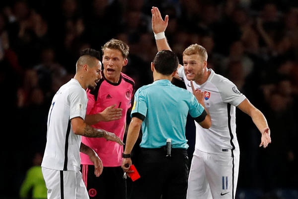 Slovaci će posle ovoga verovatno tražiti od UEFA da im Mažić više nikada ne sudi! (VIDEO)