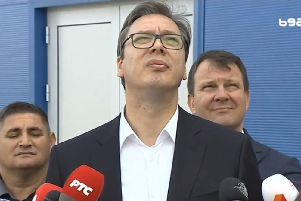 PROVERI GDE IDE I ŠTA RADI OVAJ HELIKOPTER! Predsednik Vučić je davao izjavu, a onda ga je nešto omelo!