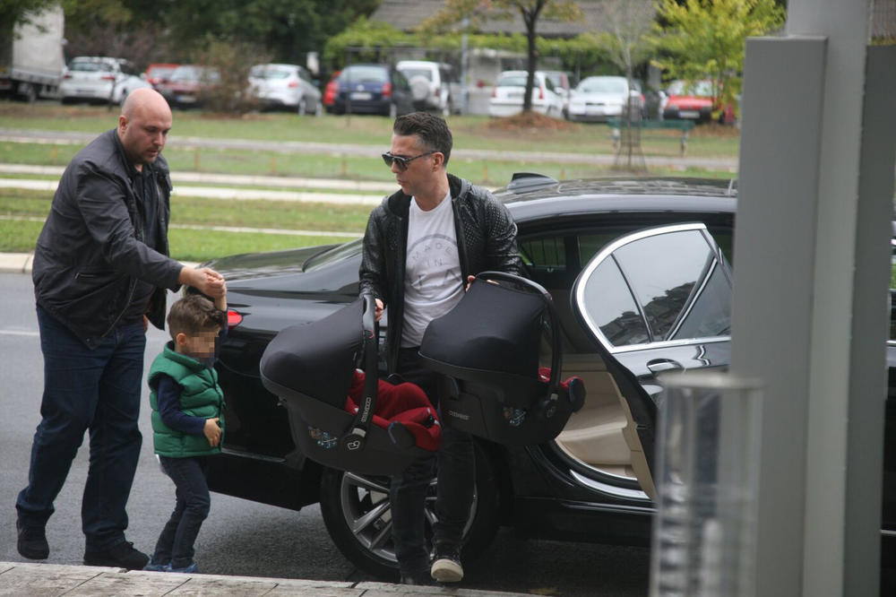 UZBUĐENI, NASMEJANI I SREĆNI: Željko sa sinom Kostom došao u porodilište po Jovanu i bliznakinje! (FOTO)(VIDEO)