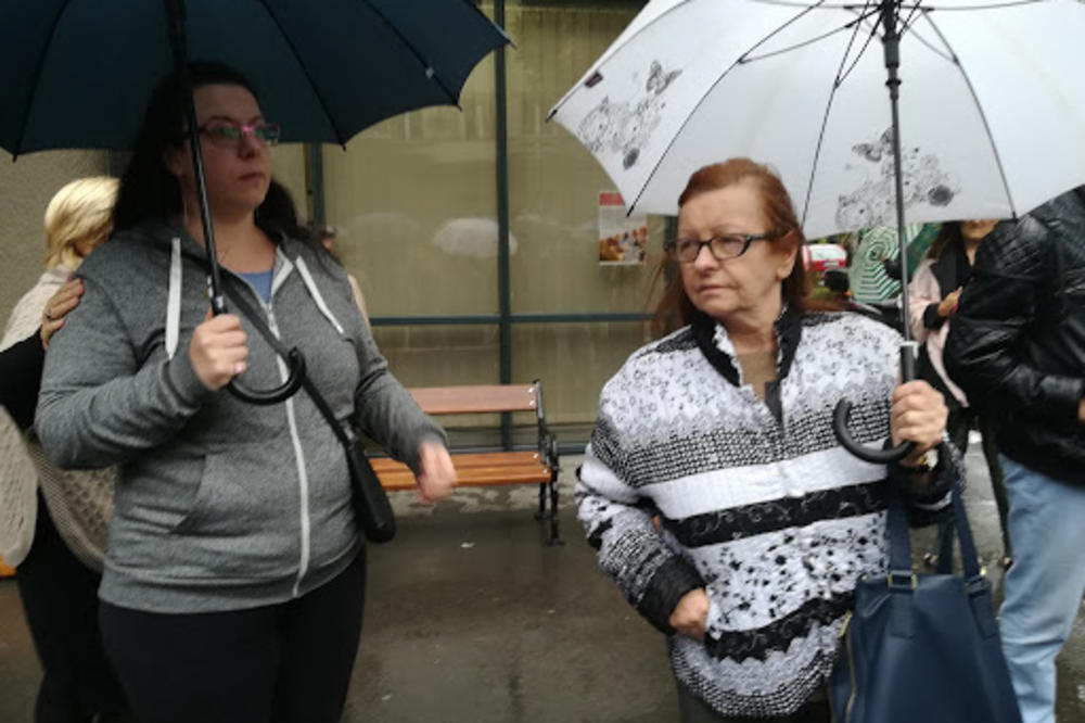 POSLALI STE 50 POLICAJACA NA DVE ŽENE I DVOJE DECE! Petrovići ostali na ulici, a iz opštine Vračar stigao ODGOVOR (FOTO)