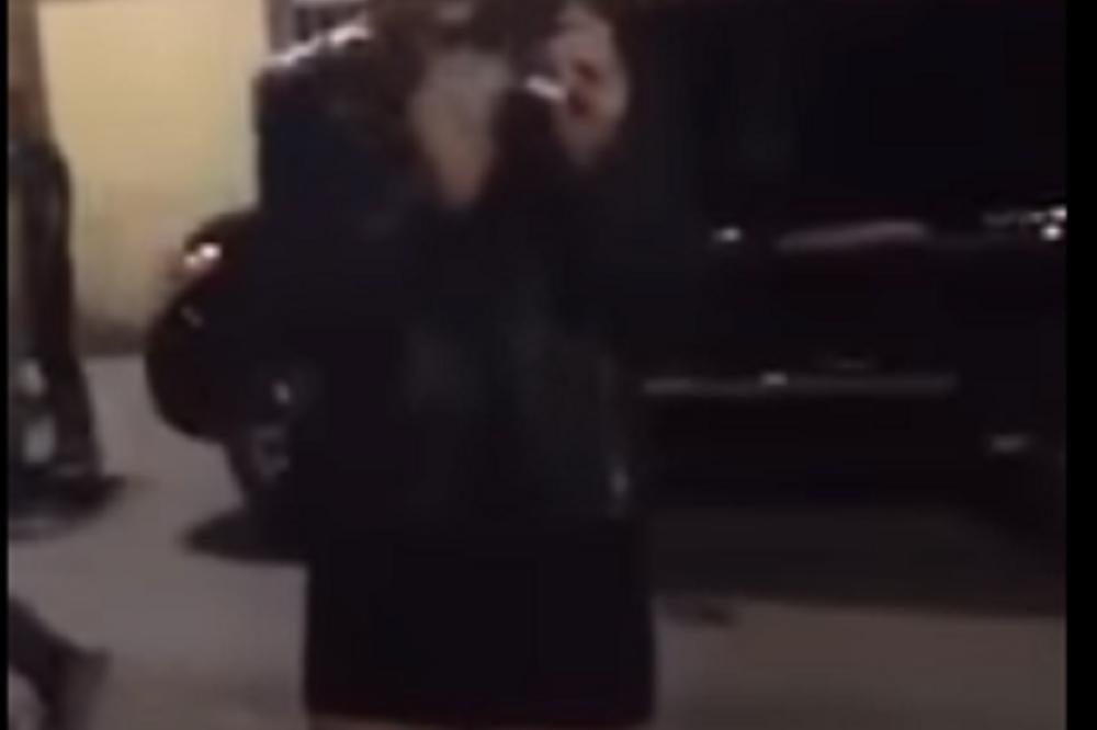 Pesnicom u glavu! Palila je cigaretu a Rus ju je NOKAUTIRAO PRED GOMILOM LJUDI! (VIDEO)