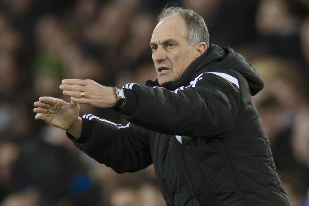 DRAMA! ILI POBEDA ILI METAK U ČELO! Bivši trener Svonsija upao sa puškom u svlačionicu i pretio igračima!