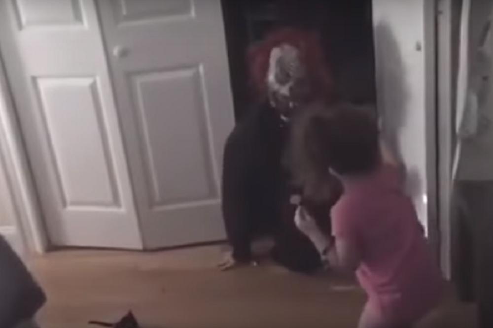 HOROR MAMA: Iskočila iz ormara kako bi uplašila ćerkicu, a onda je usledila neočekivana reakcija! (VIDEO)