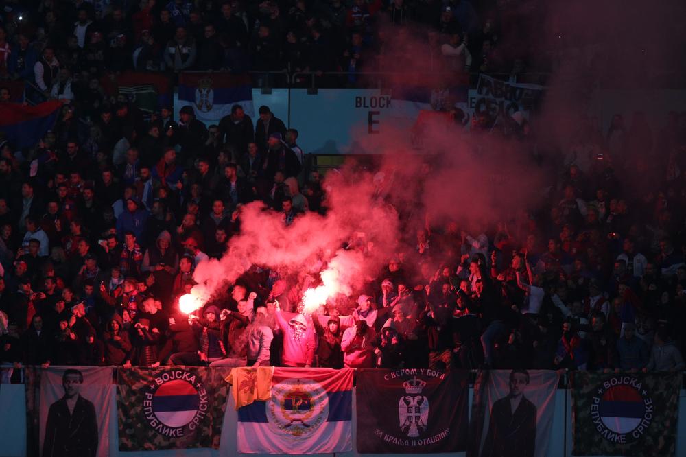 UJEDINILA SE SRPSKA ULTRA SCENA! Vatreni navijači havarišu ispred Vlade Srbije! (FOTO) (VIDEO)