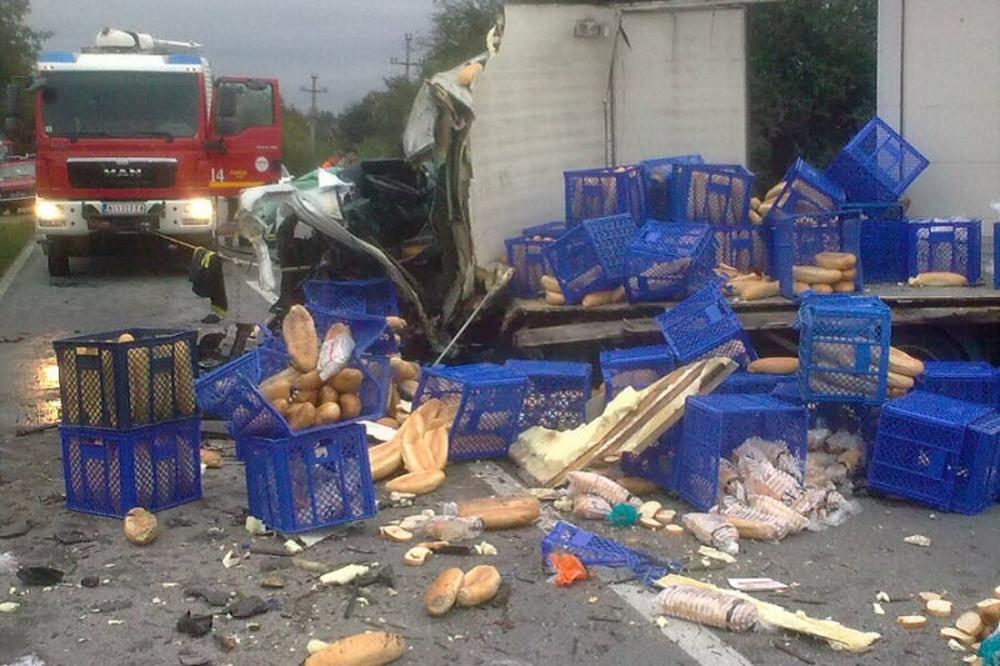 BRUTALNA NESREĆA! U čeonom sudaru dva kamiona kod Šapca POGINULA OBA VOZAČA!