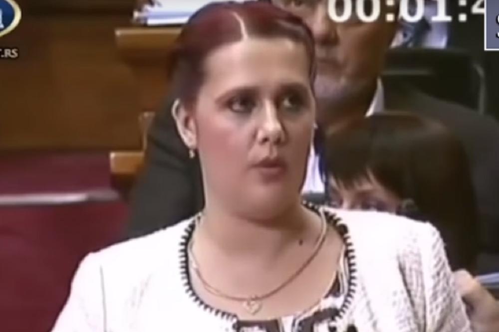 POŠTOVANA PREDSEDAVAJUĆE, DRAGE KOLEGE POSLANICI I POSLANIKE! Upoznajte Dušicu Stojković, novu SNS zvezdu u Skupštini! (VIDEO)