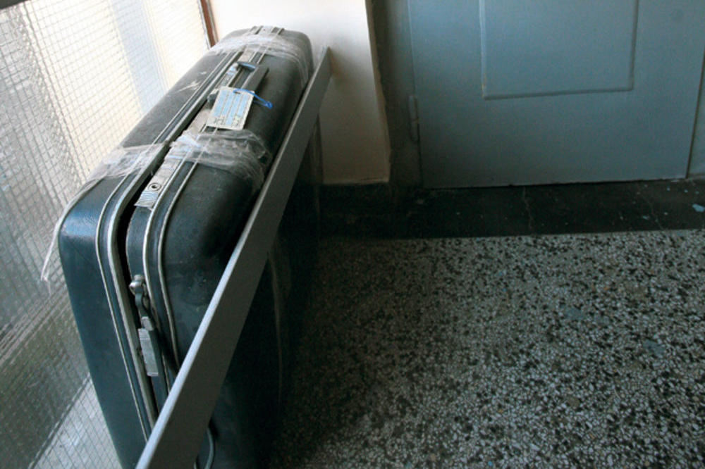 ZAUSTAVILI SU GA NA AERODROMU, PA MU POGLEDALI U KOFER: Kada su otvorili PRIPALA IM JE MUKA