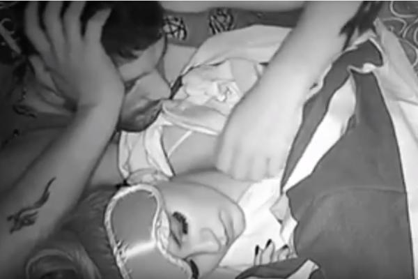 PAO PRVI PRAVI SEKS U PAROVIMA! Njih dvoje su imali vrelu akciju ispod jorgana!