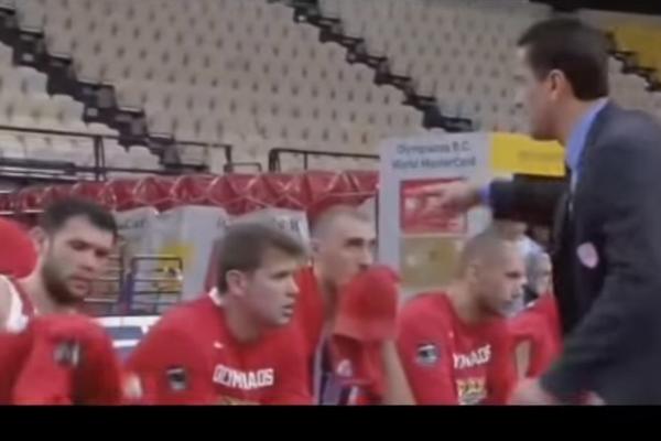 Hoćeš da glumiš trenera? Ajde marš u svlačionicu! Trener Olimpijakosa oterao sa derbija jednog od najboljih igrača! (VIDEO)