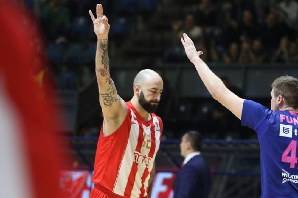 UGASIO GA: Navijač hteo da isproziva Antića, i to javno! Ovakav odgovor nije očekivao od centra Zvezde! (FOTO)