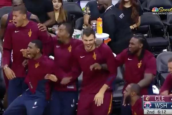 Sezona nije ni počela, a mi smo u NBA videli ovu brutalnost! Klupa Klivlenda je uletela u teren, Lebron gleda i ne veruje! (VIDEO)