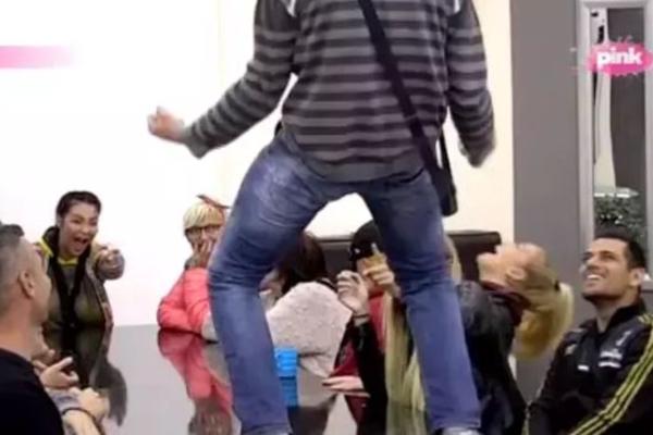 DOK NE UDARIŠ LIZ, NEMA NIŠTA! Marko DNK se popeo na sto, pa pokazao SVE POZE koje praktikuju on i Divna!  (VIDEO)