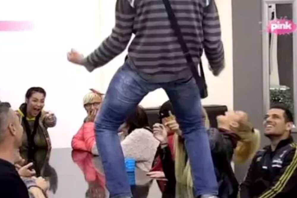 DOK NE UDARIŠ LIZ, NEMA NIŠTA! Marko DNK se popeo na sto, pa pokazao SVE POZE koje praktikuju on i Divna!  (VIDEO)