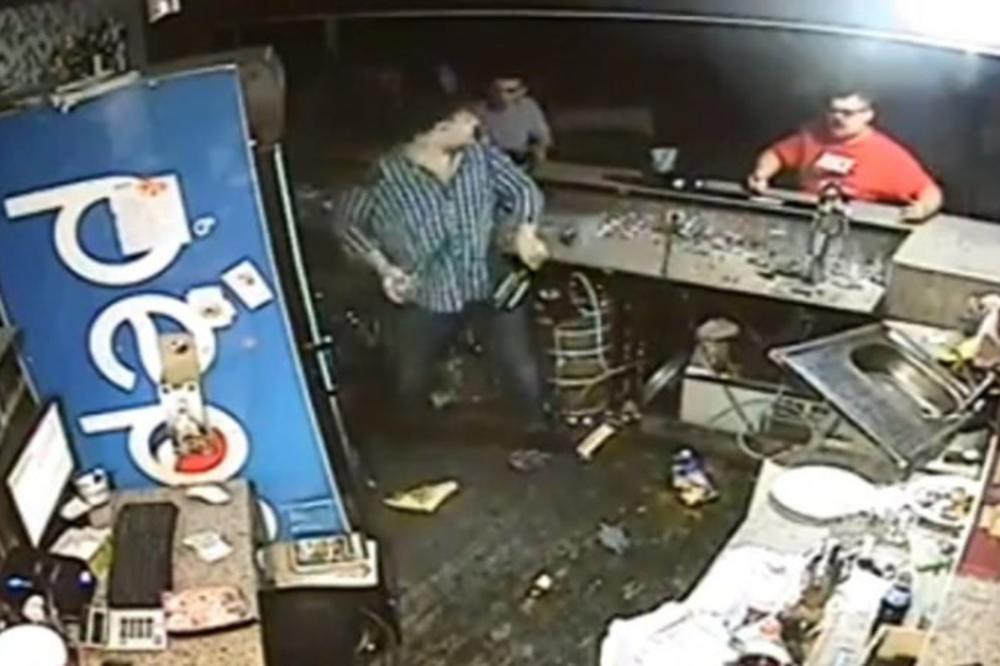 LIK JE KAO HULK: Napalo ga je više od 10 ljudi, ali on ih premlatio - KAO OD ŠALE! (VIDEO)