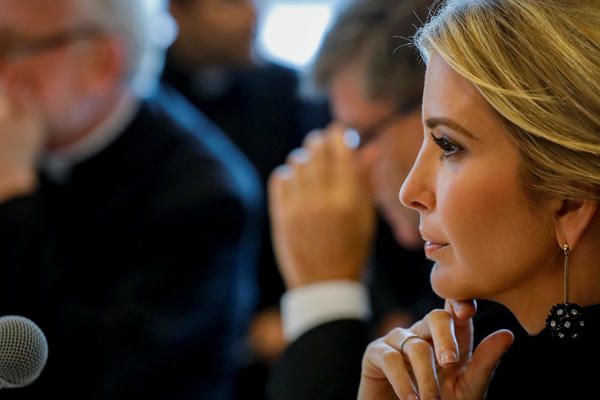 PRAVA IKONA STILA! Trampova ćerka Ivanka zasenila je svet - i to u kompletu čija je cena samo 6.000 dinara! (FOTO)