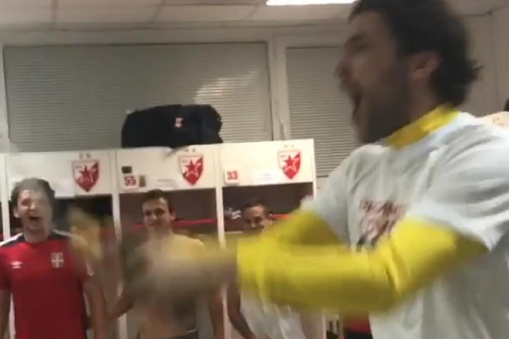 A U SVLAČIONICI - LOM! Čim su naši heroji shvatili šta su uradili, Stojke je uzeo da prska šampanjcem i žurka je mogla da počne! (VIDEO)