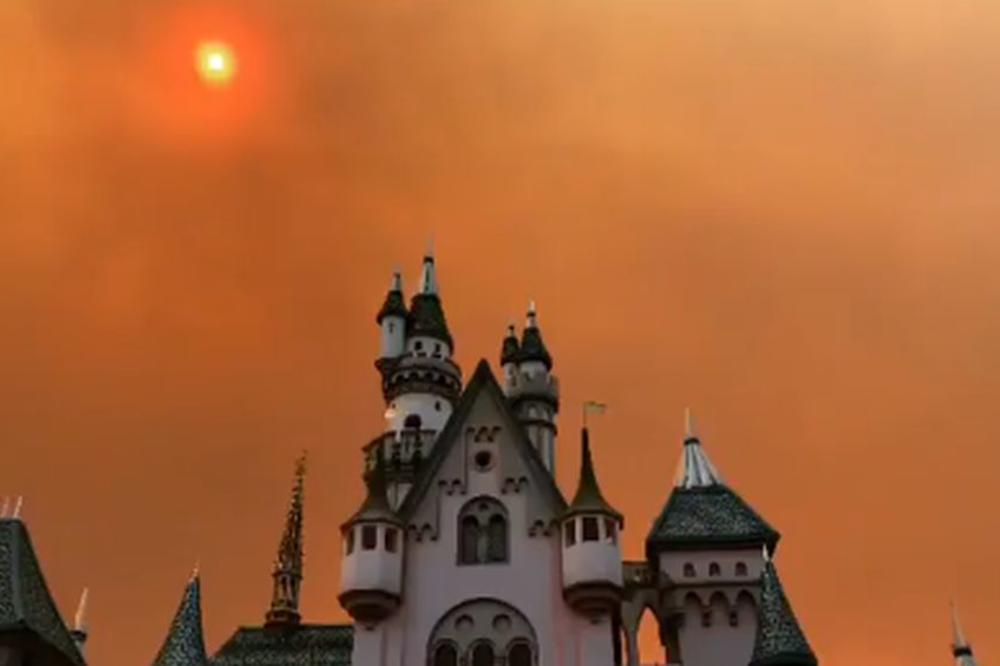 DIZNILEND DANAS IZGLEDA KAO DA JE U APOKALIPTIČNOM FILMU: Dok se vatrena stihija bliži, posetioci se i dalje zabavljaju