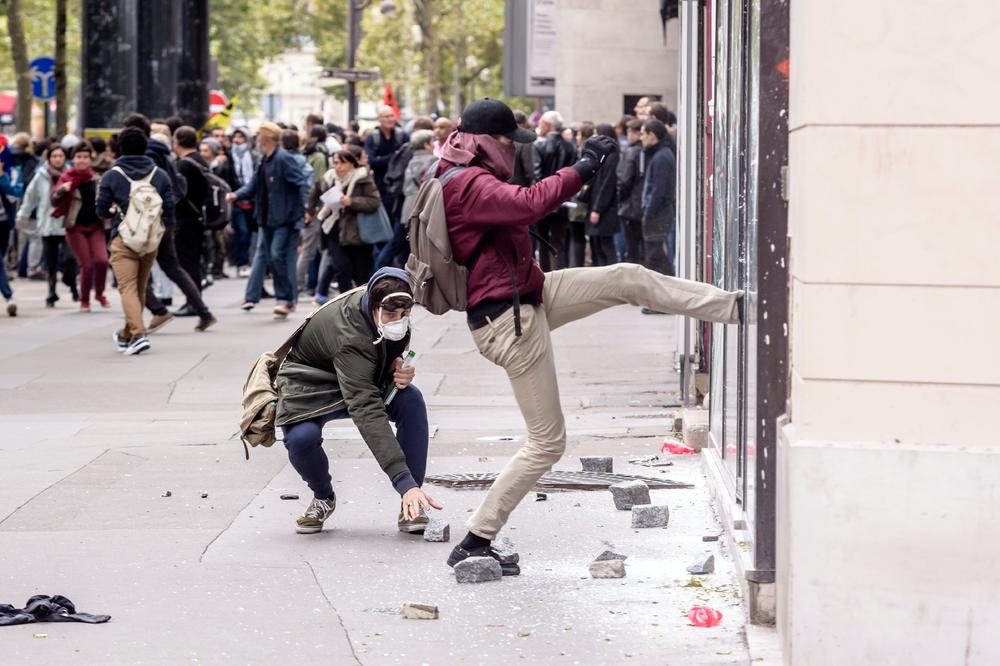 E OVO JE ŠTRAJK! Haos na ulicama Francuske zbog zamrzavanja plata, na policiju poletele I KAMENICE!