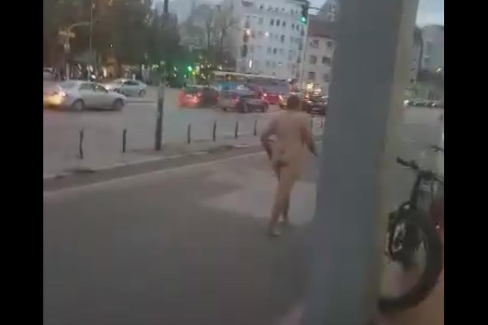 A U NOVOM SADU NEVERICA: Prošetao potpuno go ulicom, prolaznici šokirani! (VIDEO)