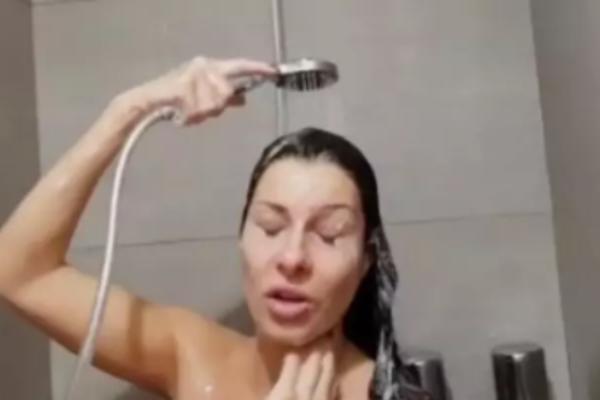 SNIMA SE GOLA I TRUDNA POD TUŠEM! Isplivao snimak Mije Borisavljević u kom je PROZVALA ovu pevačicu! (VIDEO)