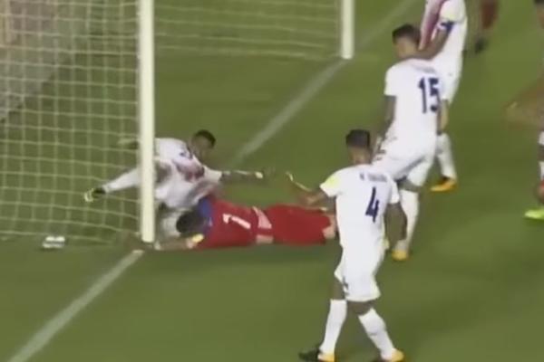 Ajde što je igrao rukom, ali što lopta nije ni prešla gol-liniju?! Fantomski gol je doneo najveću senzaciju kvalifikacija za Mundijal! (VIDEO)