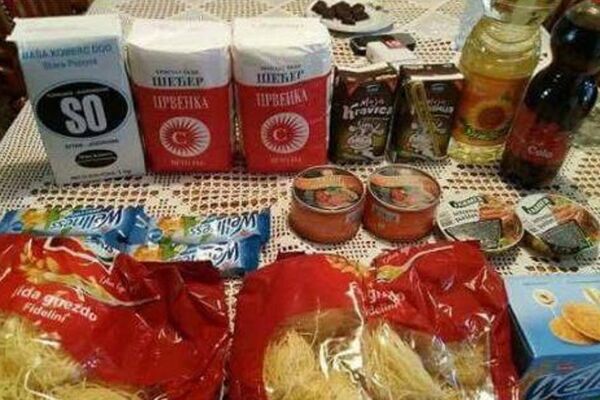 ŠEĆER, SO, ULJE, NAREZAK, KOLA I PAŠTETE! SNS počeo da deli predizborne paketiće po Novom Beogradu uoči izbora! (FOTO)