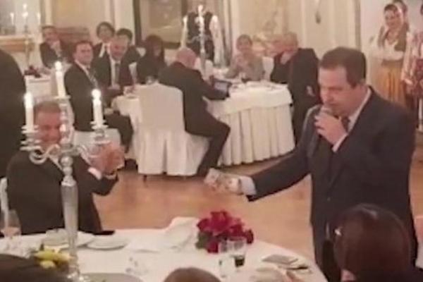 DEČKO KOJI OBEĆAVA IMAO JE POGLED KOJI OBEĆAVA: Pogledajte kako je Dačić izgledao kad je tek počinjao da peva! (FOTO) (VIDEO)