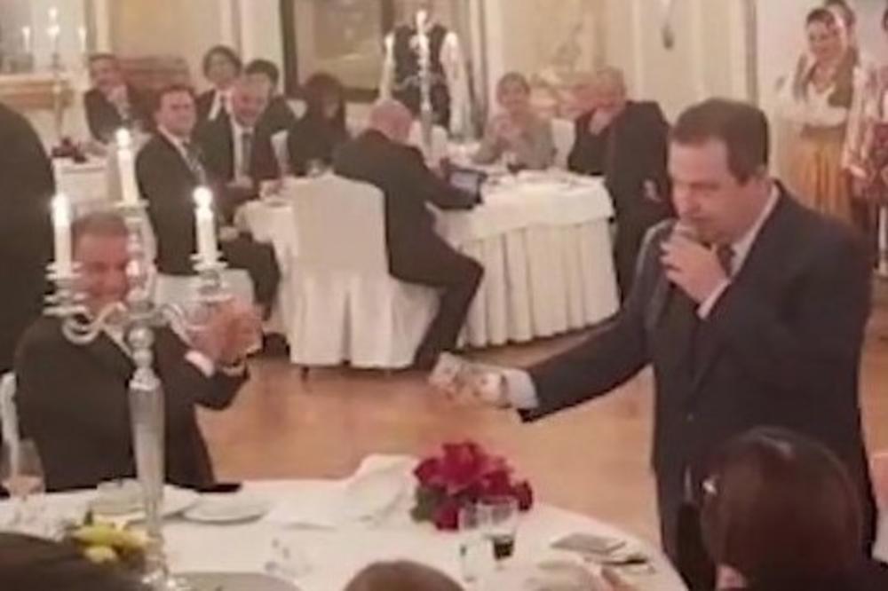 DEČKO KOJI OBEĆAVA IMAO JE POGLED KOJI OBEĆAVA: Pogledajte kako je Dačić izgledao kad je tek počinjao da peva! (FOTO) (VIDEO)