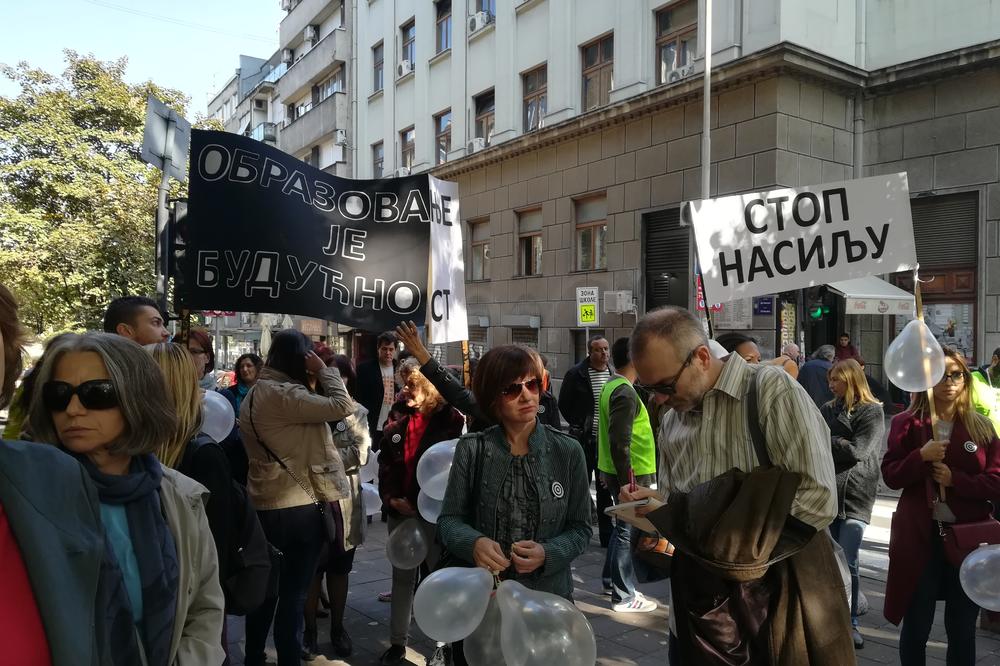 ĐAK MUČKI NAPAO NASTAVNICU u Trgovačkoj školi, kolege protestovale na ulici, NASTAVA OBUSTAVLJENA! (FOTO)