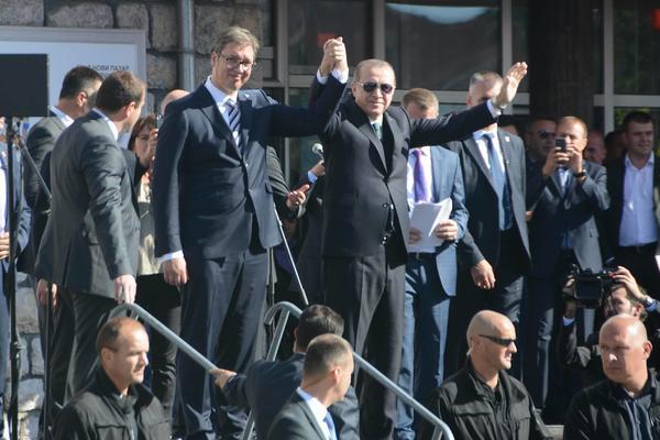 ERDOGANA U NOVOM PAZARU DOČEKALI KAO TITA! Zastava s likom turskog predsednika vijorila se u centru grada! (FOTO) (VIDEO)