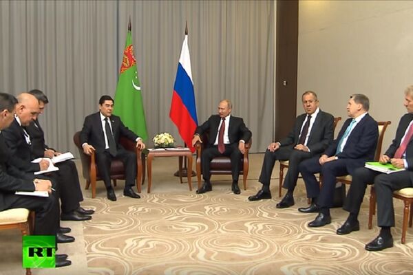 PRIGRLIO GA JE KAO BEBU I POLJUBIO U GLAVU! Pogledajte kom poklonu se Putin obradovao kao malo dete! (VIDEO)