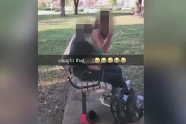 Poskidali se i usred bela dana imali seks na klupici, LJUDI GLEDALI I NISU MOGLI DA VERUJU! (VIDEO)