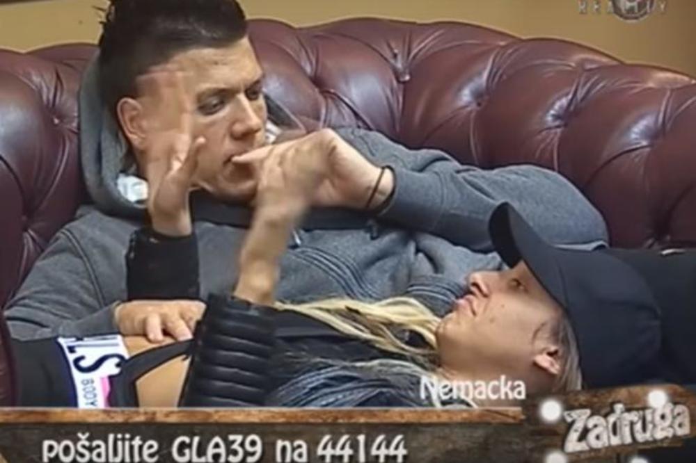 LUNA I SLOBA U VRELOJ AKCIJI ISPOD JORGANA: Pao seks, Luni sevnula guza! (VIDEO)