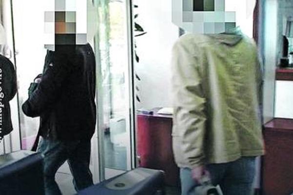 UHAPŠEN BAHATI MLADIĆ (21) IZ OKOLINE BEGEČA: Uz pretnju pištoljem, oduzeo automobil starijem meštaninu