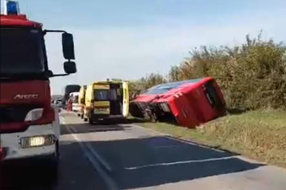 Prevrnuo se autobus PUN DECE, ima povređenih! (VIDEO)