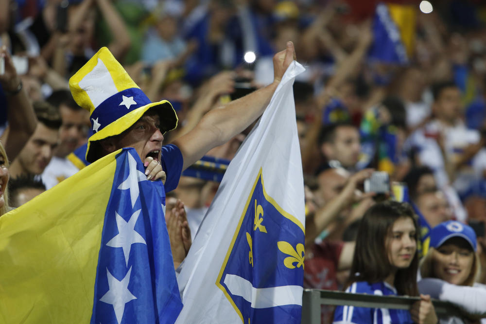 "KOMŠIJE" ODLUČILE: Nema više podizanja 3 prsta?! ZABRANJENO DA SE KRSTI?! "Odseći ću ruku ko to bude radio!" UŽAS!