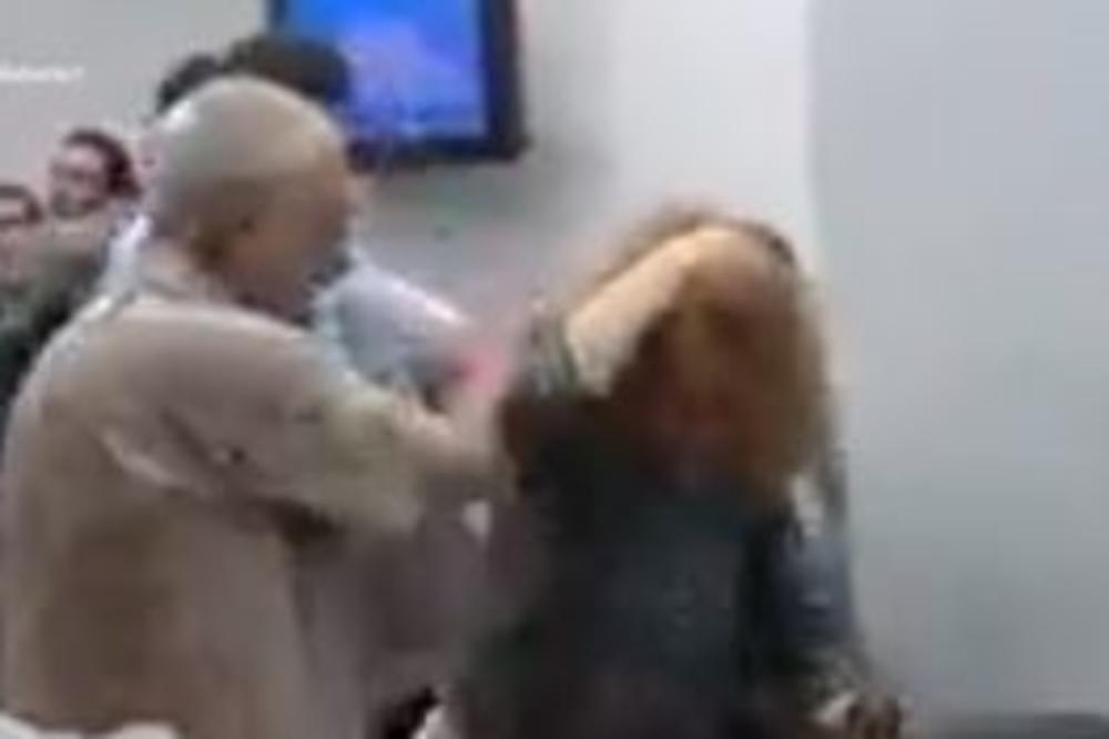 NAPADAČ U MAKEDONSKOM PARLAMENTU DOBIO 4 GODINE ZATVORA: Vukao za kosu poslanicu i gurnuo je! (VIDEO)