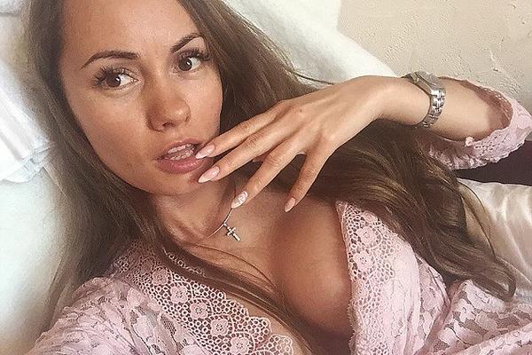 MAZILA SE PO GRUDIMA, GURALA PRST U USTA! Ruskinja potpuno gola visila kroz prozor kola, a onda je OSTALA NA MESTU MRTVA! (VIDEO)