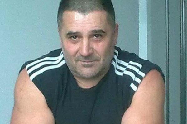 OVAJ ČOVEK VREĐAO JE VUČIĆA PREKO FEJSBUKA, PA SU MU PRETRESLI KUĆU IZ TEMELJA! Nenadu Davidoviću na vrata zakucali naoružani policajci u 3 automobila! (FOTO)