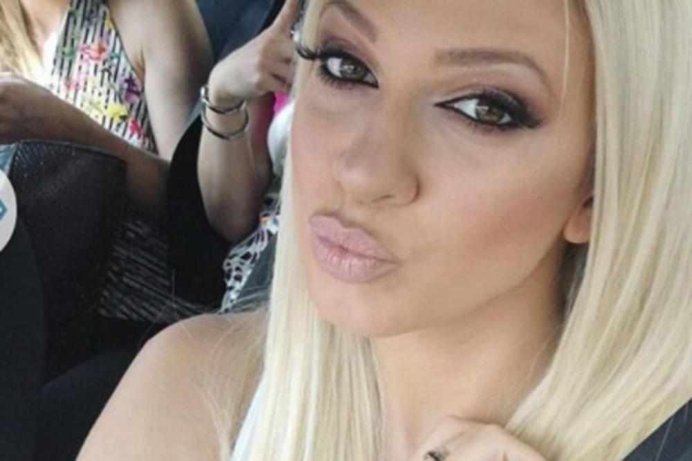 MILICA TODOROVIĆ PROSLAVILA ROĐENDAN KAO DEVOJČICA: Torta, svećice i najbliži... (FOTO)