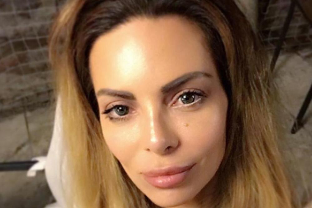 VODITELJKA KOJU SVI ZNATE POKAZALA GOLO TELO, PRIZOR JE I VIŠE NEGO BISTAR: Sada ćete upamtiti SVAKI DETALJ (FOTO)