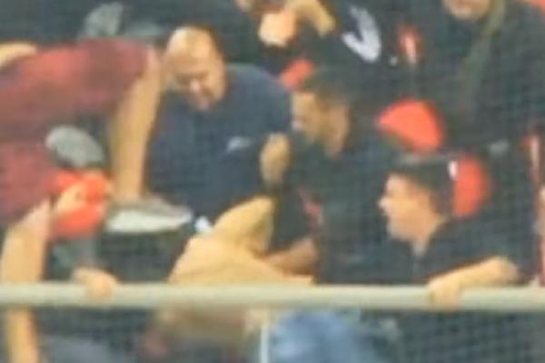 OTKINULI GA OD BATINA: Navijač Panatinaikosa JEDVA IZVUKAO ŽIVU GLAVU posle bliskog susreta sa fanovima Olimpijakosa! (VIDEO)