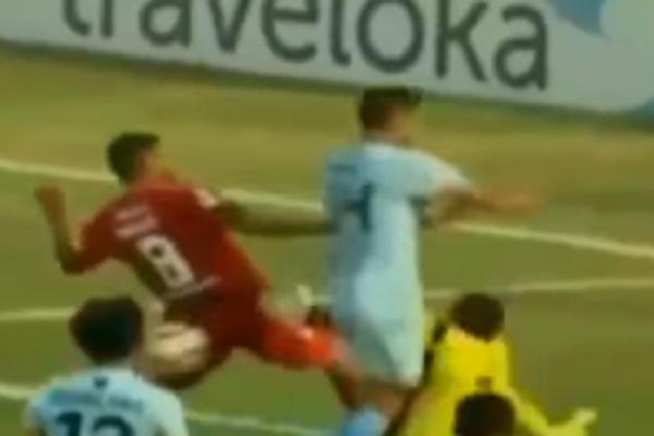 SMRT NA TERENU: Golman preminuo posle sudara sa saigračem! (UZNEMIRUJUĆI VIDEO)