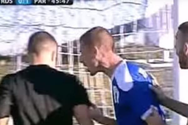 Nasrnuli na sudiju! Radniku poništen gol, fudbaleri hteli da linčuju arbitra! (VIDEO)